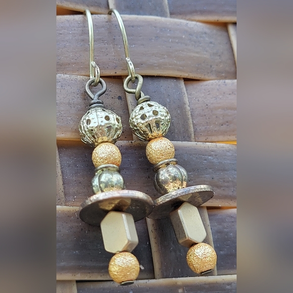 Beaded dangle earrings - Picture 4 of 5